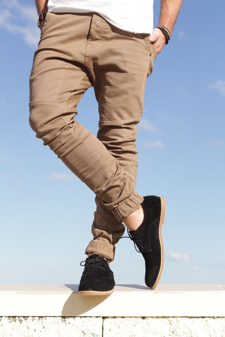 Calça sarja online masculina com sapatenis